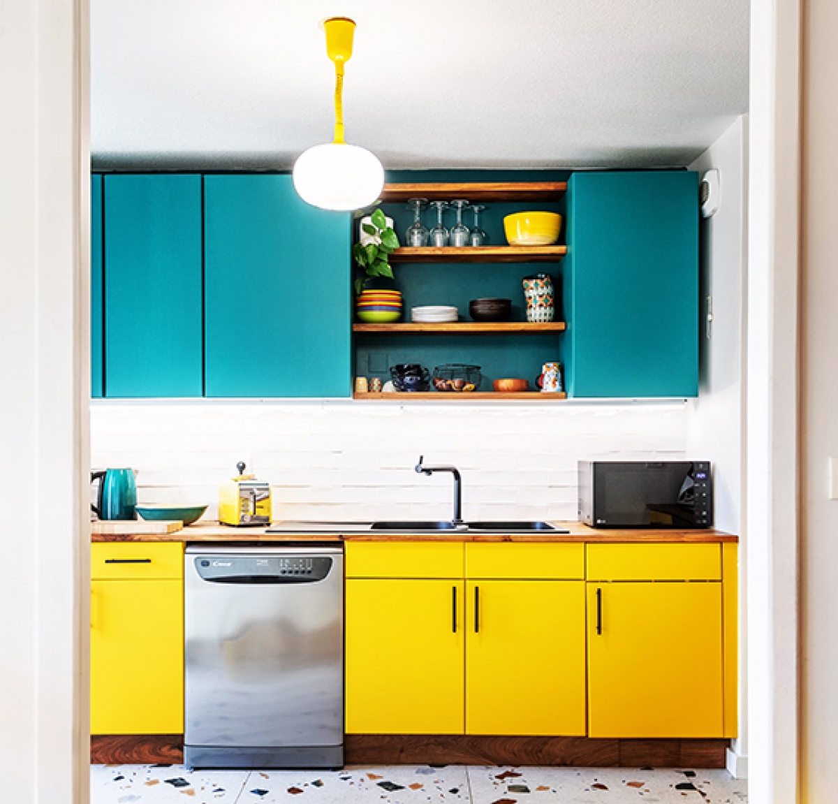 cuisine colorée et noyer massif