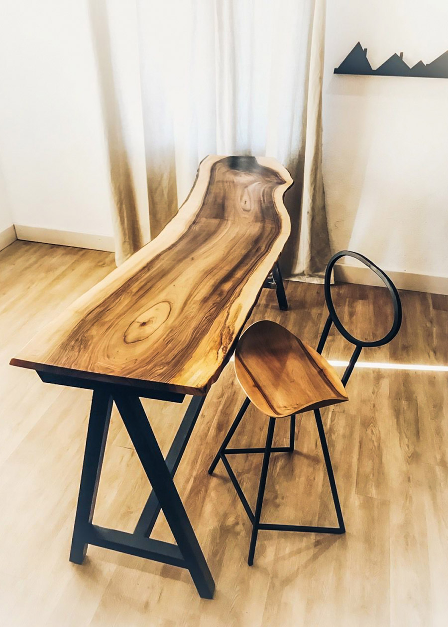 Mange debout Métal et Noyer 