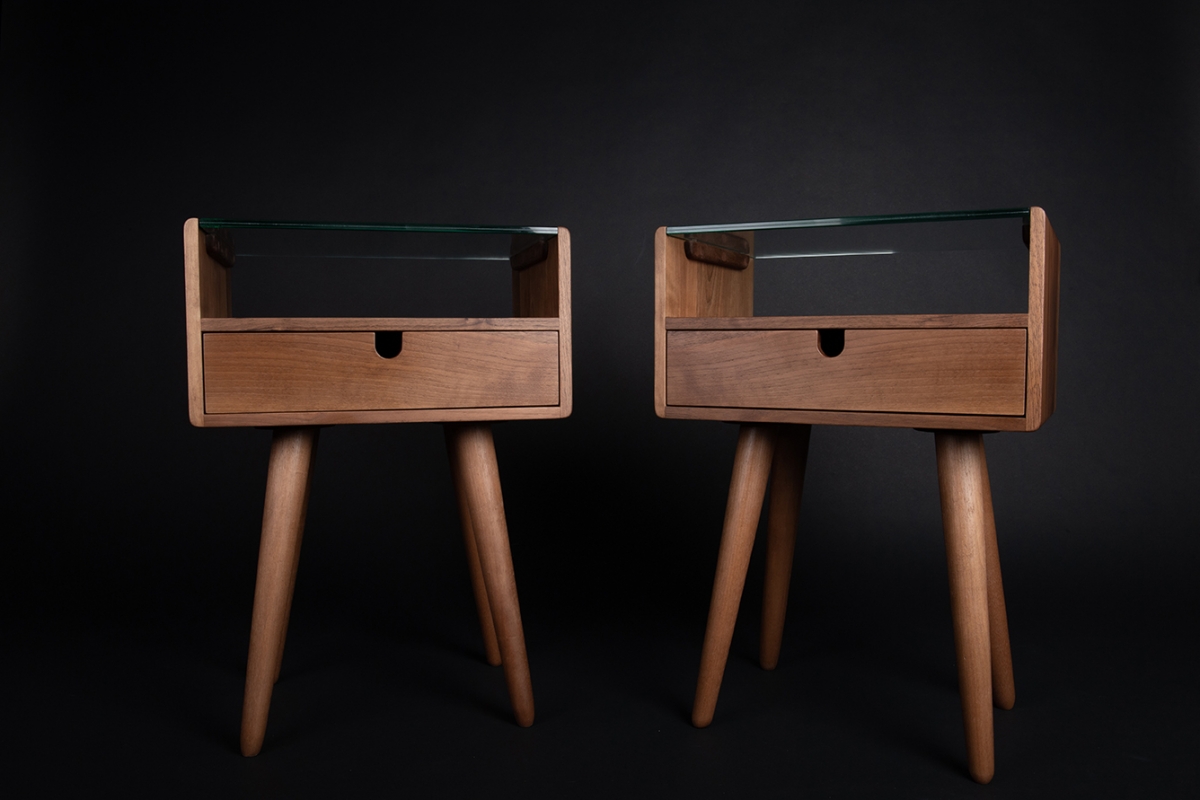 Paires de chevets vintage en Noyer massif